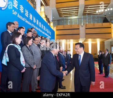 Pechino, Cina. Xiii Apr, 2015. Il premier cinese LI Keqiang (1R, anteriore) scuote le mani con gli altri delegati prima della apertura della cinquantaquattresima sessione annuale del Asian-African legale Organizzazione consultiva (AALCO) a Pechino, capitale della Cina, 13 aprile 2015. © Wang Ye/Xinhua/Alamy Live News Foto Stock