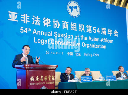 Pechino, Cina. Xiii Apr, 2015. Il premier cinese LI Keqiang offre un tasto-nota discorso all'apertura della cinquantaquattresima sessione annuale del Asian-African legale Organizzazione consultiva (AALCO) a Pechino, capitale della Cina, 13 aprile 2015. © Wang Ye/Xinhua/Alamy Live News Foto Stock