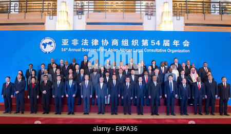 Pechino, Cina. Xiii Apr, 2015. Il premier cinese LI Keqiang (C) anteriore e altri delegati posano per una foto di gruppo prima dell'apertura della cinquantaquattresima sessione annuale del Asian-African legale Organizzazione consultiva (AALCO) a Pechino, capitale della Cina, 13 aprile 2015. © Wang Ye/Xinhua/Alamy Live News Foto Stock