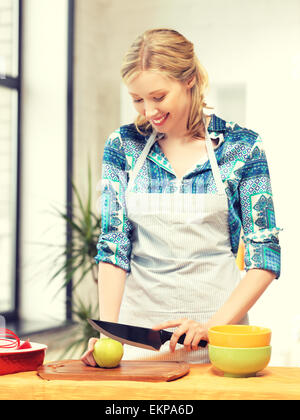 Bella donna in cucina Foto Stock