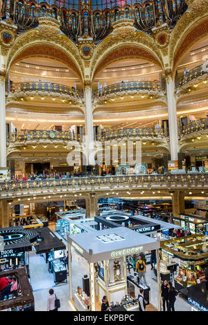 Parigi, Francia. Vista verticale, all'interno del grande atrio nel dipartimento francese Store, 'Galeries Lafayette' Foto Stock