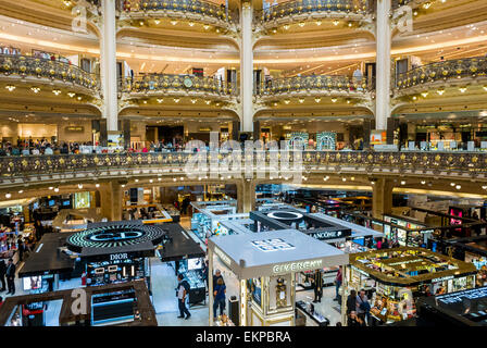 Parigi, Francia, ampio angolo di visualizzazione, all'interno del grande atrio nel dipartimento francese Store, 'Galeries Lafayette' Foto Stock