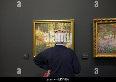 Un uomo ascoltare una guida turistica del Musee d'Orsay a Parigi, Francia Foto Stock