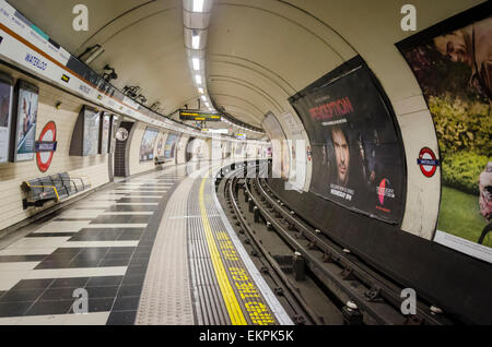 Waterloo Stazione della metropolitana vuota, a tarda notte Foto Stock