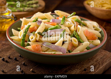 Un delizioso salmone affumicato pasta con penne, asparagi, schiacciato il pepe nero, l'olio d'oliva e aneto. Foto Stock