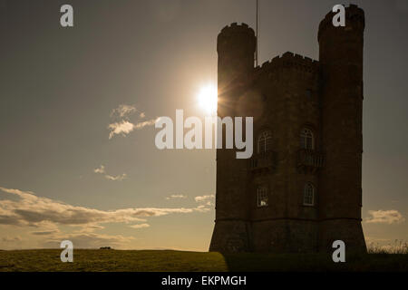 A 1.024 piedi Broadway Tower si trova sulla collina di Broadway, vicino al villaggio di Broadway, Worcestershire, England, Regno Unito Foto Stock