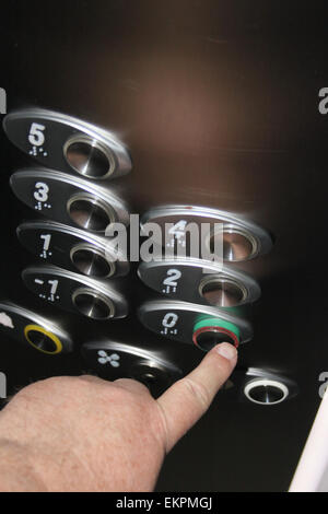 Lato pulsanti di azionamento in un ascensore Foto Stock