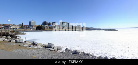 La vista di Barrie e il lago ghiacciato Simcoe in Ontario, Canada. Foto Stock