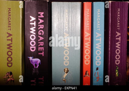 Una fila di Margaret Atwood libri su uno scaffale. Foto Stock