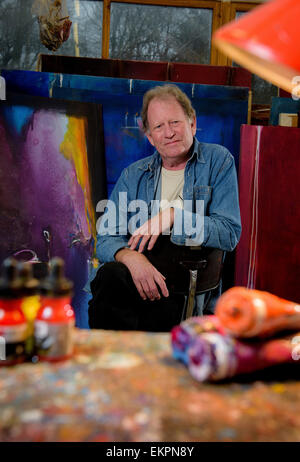 L'artista David Armitage nel suo East Sussex studio vicino a Lewes. Foto Stock