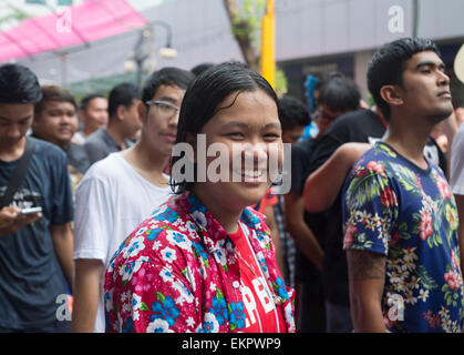 Bangkok, Tailandia. Il 13 aprile 2015. I festaioli prendere parte all'annuale Songkran festival sulla Silom Road, Bangkok il 13 aprile 2015. Oggi è il primo dei tre giorni di festa in cui le persone prendono la strada e gettare acqua nella celebrazione del nuovo anno. Credito: Alison Teale/Alamy Live News Foto Stock