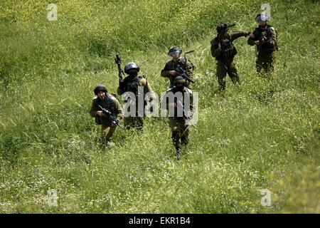 Sinjil, West Bank, Territorio palestinese. Xiii Apr, 2015. Forze di sicurezza israeliane prendere posizione durante gli scontri con i giovani palestinesi dopo il funerale di 27-anno-vecchio Mohammed palestinese Jasser Karakra, nel villaggio di Sinjil, nei territori occupati della Cisgiordania città di Ramallah, il 13 aprile 2015. Karakra pugnalato due soldati israeliani in Cisgiordania settentrionale su Aprile 8, 2015, ferendo seriamente uno prima di essere ucciso. Credito: ZUMA Press, Inc./Alamy Live News Foto Stock