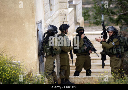 Sinjil, West Bank, Territorio palestinese. Xiii Apr, 2015. Forze di sicurezza israeliane prendere posizione durante gli scontri con i giovani palestinesi dopo il funerale di 27-anno-vecchio Mohammed palestinese Jasser Karakra, nel villaggio di Sinjil, nei territori occupati della Cisgiordania città di Ramallah, il 13 aprile 2015. Karakra pugnalato due soldati israeliani in Cisgiordania settentrionale su Aprile 8, 2015, ferendo seriamente uno prima di essere ucciso. Credito: ZUMA Press, Inc./Alamy Live News Foto Stock