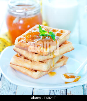 Frittelle con marmellata di albicocche sulla piastra Foto Stock