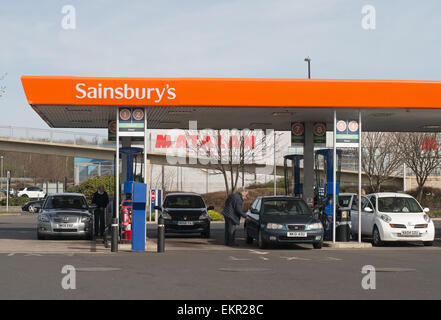 Sainsbury's supermercato di riempimento e il piazzale antistante la stazione o stazione di benzina Washington, North East England, Regno Unito Foto Stock