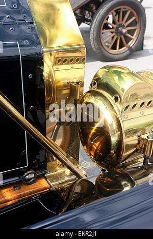 Deatail mostra il radiatore e il faro di un 1911 Modello T Ford a Brooklands, Weybridge Surrey Foto Stock