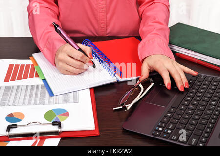 Imprenditrice controllo di bilancio o payroll con il computer portatile Foto Stock