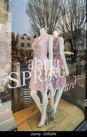 Negozio finestra display con donna moda primavera su manichini Foto Stock