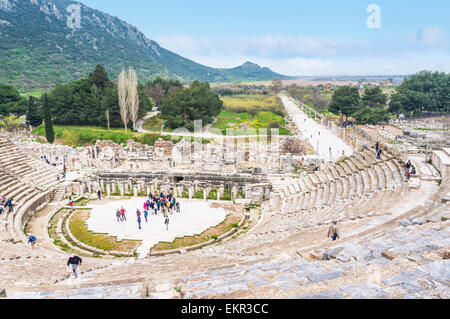 Il grande teatro o anfiteatro e Harbour street in Efeso, Selcuk, İzmir Provincia, Regione del Mar Egeo, Turchia Foto Stock