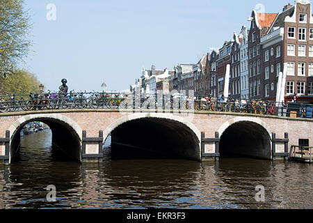 Torensluis ponte, ponte più antico della città, oltre il canale Singel in Amsterdam. Foto Stock