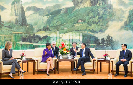 Pechino, Cina. Xiii Apr, 2015. Il premier cinese LI Keqiang (seconda R) un incontro con una delegazione guidata da U.S. Segretario di Stato per il commercio Penny Pritzker (2 L) a Pechino, capitale della Cina, 13 aprile 2015. La delegazione, composta da 24 Stati Uniti business leader nella tecnologia pulita campo, è la prima volta il commercio presidenziale missione ha inviato in Cina dall' Amministrazione Obama. © Huang Jingwen/Xinhua/Alamy Live News Foto Stock