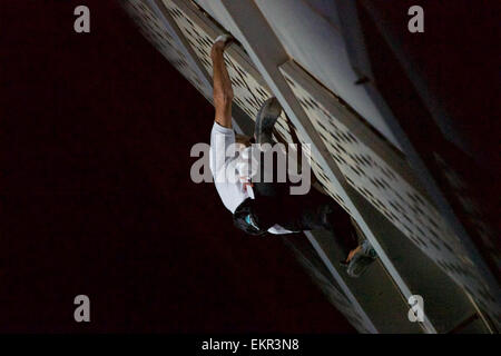 Dubai Marina, Dubai, EAU. Il 12 aprile, 2015. Il francese 'Spiderman " Alain Robert è stato il free climbing la 306m. alto, 80 Storia Cayan Tower a Dubai Marina. Credito: Tom Morgan/Alamy Live News Foto Stock