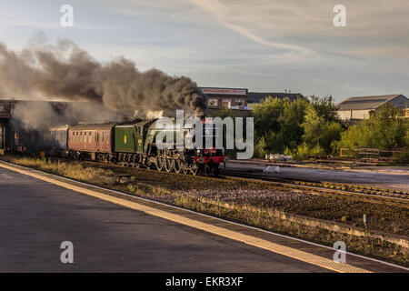 Il Caledonian Tornado della cottura a vapore lungo le piste emette fumo nero dal camino Foto Stock