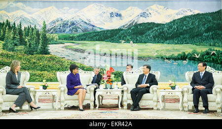 Pechino, Cina. Xiii Apr, 2015. Chinese Vice Premier Wang Yang (seconda R) un incontro con una delegazione guidata da U.S. Segretario di Stato per il commercio Penny Pritzker (2 L) e vice segretario dell'energia Elizabeth Sherwood-Randall (L) a Pechino, capitale della Cina, 13 aprile 2015. La delegazione, composta da 24 Stati Uniti business leader nella tecnologia pulita campo, è la prima volta il commercio presidenziale missione ha inviato in Cina dall' Amministrazione Obama. © Huang Jingwen/Xinhua/Alamy Live News Foto Stock