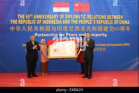 Pechino, Cina. Xiii Apr, 2015. Qiangba Puncog (R), vice-presidente del comitato permanente per la Cina del congresso nazionale del popolo (ANP), partecipa a un ricevimento di commemorazione rapporti diplomatici fra Cina e Indonesia a Pechino Capitale della Cina, 13 aprile 2015. Il popolo cinese l'Associazione di amicizia con i paesi esteri e l'Ambasciata di Indonesia a Pechino ha organizzato un ricevimento il lunedì per contrassegnare il sessantacinquesimo anniversario della creazione di rapporti diplomatici fra Cina e Indonesia. © Ding Lin/Xinhua/Alamy Live News Foto Stock