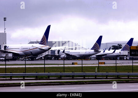 Houston, Stati Uniti d'America. Xiii Apr, 2015. Gli aerei della United Airlines sono visti all'Aeroporto Intercontinentale George Bush di Houston, negli Stati Uniti, 13 aprile 2015. Un Boeing 737 piano passeggero della United Airlines con 167 passeggeri e 6 membri di equipaggio a bordo durante il tragitto da Las Vegas virato in fuori pista durante il suo atterraggio in Houston il lunedì mattina. Né morti né feriti sono stati segnalati. Credito: canzone Qiong/Xinhua/Alamy Live News Foto Stock