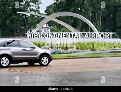 Houston, Stati Uniti d'America. Xiii Apr, 2015. L'Aeroporto Intercontinentale George Bush è visto in Houston, negli Stati Uniti, 13 aprile 2015. Un Boeing 737 piano passeggero della United Airlines con 167 passeggeri e 6 membri di equipaggio a bordo durante il tragitto da Las Vegas virato in fuori pista durante il suo atterraggio in Houston il lunedì mattina. Né morti né feriti sono stati segnalati. Credito: canzone Qiong/Xinhua/Alamy Live News Foto Stock