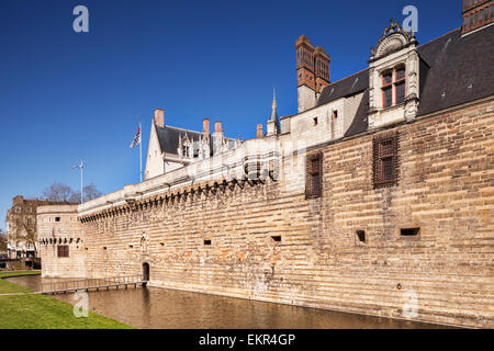 I bastioni e il fossato del castello dei Duchi di Bretagna, Nantes, Loire Atlantique, Francia. Foto Stock