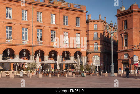 Un angolo della Place du Capitole, Toulouse, Haute-Garonne, Midi-Pirenei, Francia. Foto Stock