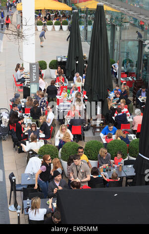 Guardando verso il basso su una trafficata strada street restaurant sulla South Bank di Londra Foto Stock