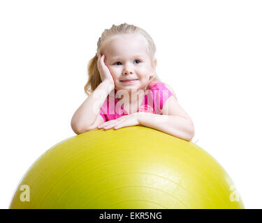 Kid ragazza divertirsi con palla ginnica Foto Stock