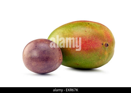 Frutti della passione e Mango isolato su bianco con tracciato di ritaglio Foto Stock