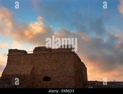 Il castello medievale di Paphos (Paphos) al tramonto, la Repubblica di Cipro Foto Stock