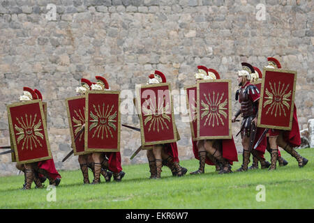 Cartaginesi e Romani Festival. Alcuni soldati romani si prepara per la battaglia Foto Stock