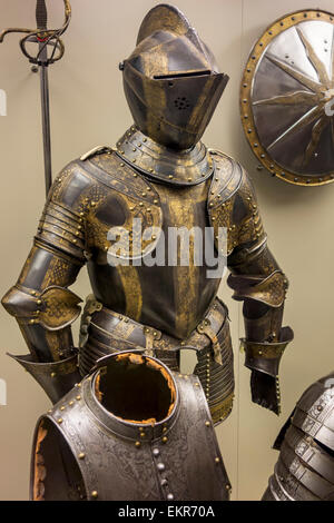 Xvi secolo rosolato e dorato Vestito medievale di corazza con armet / burgonet casco / sallet borgognone Foto Stock