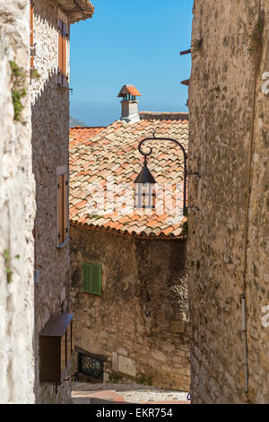 Una tranquilla giornata nella fortificata Eze Village in Francia con tradizionali pareti in pietra, terracotta con tetti di edifici Foto Stock