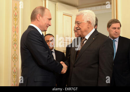 Mosca Mosca, Federazione russa. Xiii Apr, 2015. Il presidente palestinese Mahmoud Abbas incontra il presidente russo Vladimir Putin al Novo-Ogaryovo residenza fuori Mosca, 13 aprile 2015. Mahmud Abbas è in visita ufficiale in Russia Credito: Thaer Ganaim APA/images/ZUMA filo/Alamy Live News Foto Stock