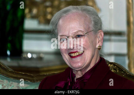 Fredensborg, Danimarca. Il 13 aprile 2015. H.M. La regina Margrethe di Danimarca foto della conferenza stampa la regina trattiene prima di lei settanta- quinto compleanno giovedì 16 aprile Credito: OJPHOTOS/Alamy Live News Foto Stock