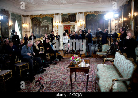 Fredensborg, Danimarca. Il 13 aprile 2015. Danese e media esteri è in attesa di H.M. La regina Margrethe di Danimarca per arrivare alla conferenza stampa che Sua Maestà è in attesa prima della sua settanta- quinto compleanno giovedì 16 aprile Credito: OJPHOTOS/Alamy Live News Foto Stock