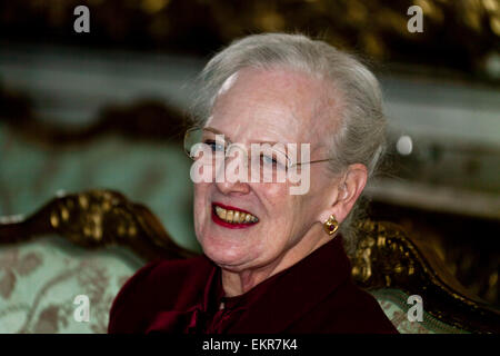 Fredensborg, Danimarca. Il 13 aprile 2015. H. M la Regina Margrethe risolve la pressa a Fredensborg Castello prima della sua settanta- quinto compleanno giovedì 16 aprile Credito: OJPHOTOS/Alamy Live News Foto Stock