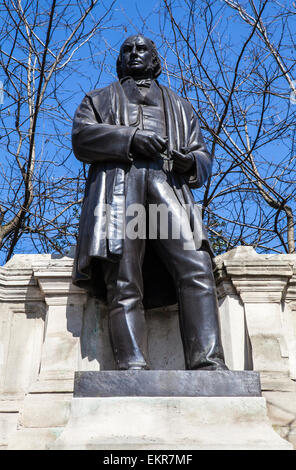 Una statua del famoso ingegnere civile Isambard Kingdom Brunel situato lungo il Victoria Ebankment a Londra. Foto Stock