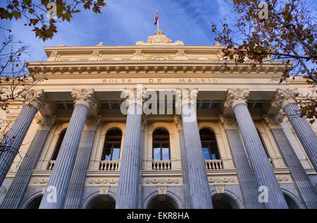 Il mercato azionario facciata con colonne in pietra, Madrid, Spagna Foto Stock