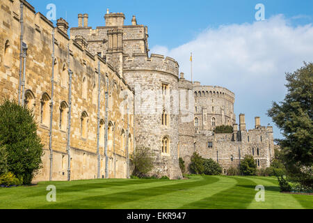 Le pareti esterne del Castello di Windsor e la torre rotonda, Windsor, Inghilterra Foto Stock