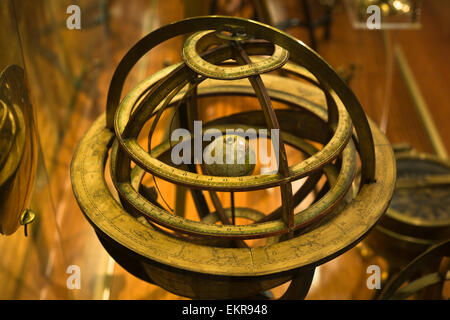 In ottone antico sfera armillare su un supporto in legno Foto Stock