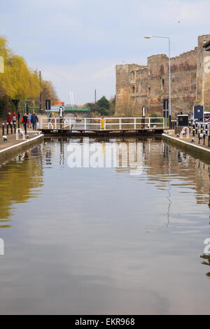 Fiume Trento,Newark on Trent città serrature, guardando verso Newark Castle. Nottinghamshire England Regno Unito Foto Stock