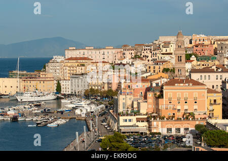 Gaeta, dal porto e dal centro città, sulla destra il campanile di Sant'Erasmo cattedrale, Lazio, Italia Foto Stock
